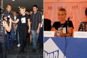 Xuxa é cercada por fãs ao chegar em palestra no Rio de Janeiro