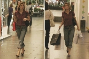 Flávia Alessandra faz compras em shopping