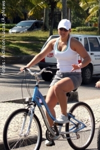 Priscila Fantin é clicada pedalando no Rio de Janeiro