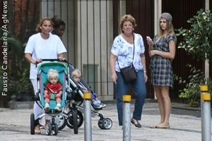 Fernanda Lima passeia com os gêmeos