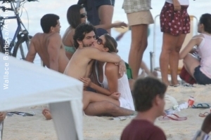 Luana Piovani e Felipe Simão trocam beijo em praia carioca
