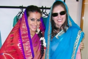 Cléo Pires mostra roupas indianas para Danieli Haloten