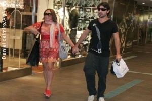 Susana Vieira passeia em shopping com namorado