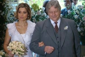 Caras & Bocas: Dafne tenta se casar com Nicholas