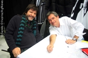 Serginho Groisman autografa DVD do Corinthians