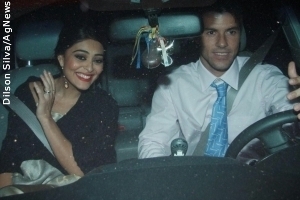 Juliana Paes chega sorridente ao casamento de Deborah Secco