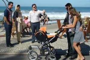 Caminho das Índias: Maya e Raj veem Duda e Lucas empurrando o carrinho de Antonio Niraj