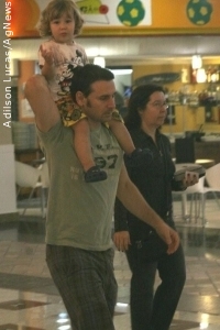 Murilo Rosa passeia com o filho no shopping