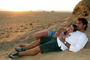 Thiago Lacerda e Alinne Moraes gravam cenas de ‘Viver a Vida’ no deserto