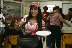 Priscila Pires participa de feijoada na quadra da Salgueiro