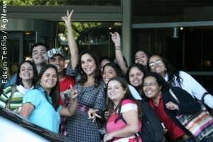 Ivete Sangalo tira fotos com fãs na porta de hotel no Rio