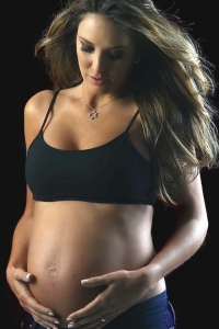 Grávida de oito meses, Ticiane Pinheiro mostra seu barrigão em blog