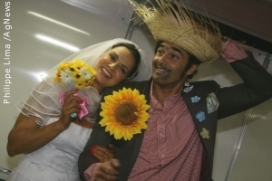 Luiza Brunet e Luciano Szafir se casam em festa caipira