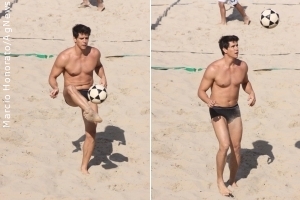 Márcio Garcia joga futevôlei na praia
