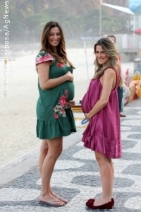 Grávidas, Ingrid Guimarães e Mônica Martelli exibem suas barrigas durante gravação