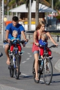 Fernanda Lima e Rodrigo Hilbert levam os gêmeos para passear de bicicleta