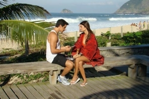 Márcio Garcia e Thaila Ayala gravam cenas de ‘Caminho das Índias’ em praia carioca