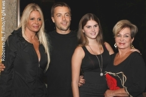 Monique Evans comemora aniversário ao lado de Bárbara Evans e Kayky Brito