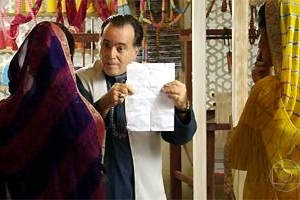 Caminho das Índias: Opash mostra a certidão de Tony para Maya e Surya