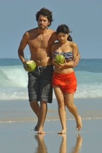 Eriberto Leão e Vanessa Giácomo gravam cenas de ‘Paraíso’ na praia