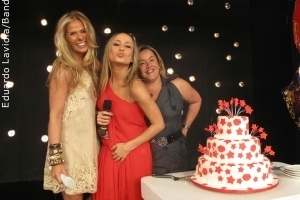 Claudia Leitte comemora seu aniversário com Adriane Galisteu no ‘Toda Sexta’