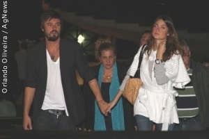 Paulo Vilhena e Thaila Ayala chegam a evento de mãos dadas