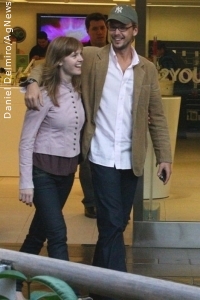Guilherme Berenguer passeia com sua mulher em shopping