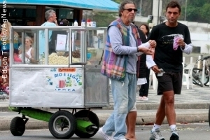 Ike Cruz come pipoca na orla do Leblon