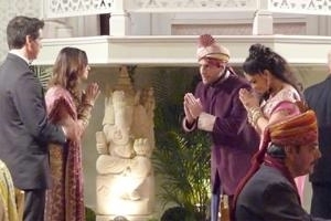 Caminho das Índias: Maya e Raj são recebidos por Bahuan e Shivani em festa