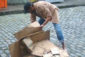 Caminho das Índias: Raul começa a trabalhar como catador de lixo