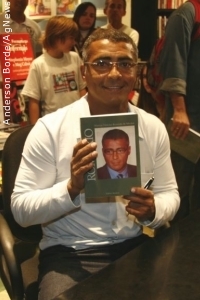 Romário lança biografia e seu site no Rio