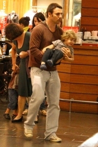 Murilo Rosa passeia acompanhado do filho em shopping