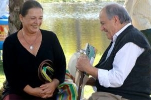 Caras & Bocas: Jacques e Piedade se conhecem no parque e ela acha que ele é pobre