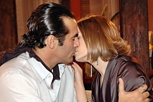Promessas de Amor: Bernardo e Armanda se beijam
