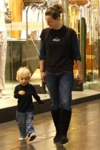 Vanessa Lóes leva filho Gael ao shopping