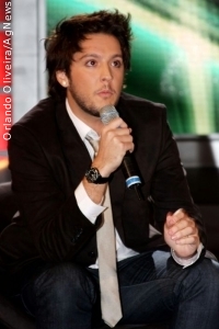 André Vasco renova seu contrato com o SBT