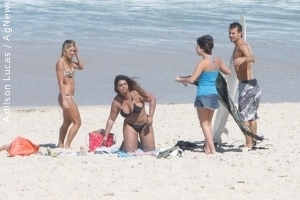 Carolina Dieckmann, Preta Gil, Paulo Vilhena e Fernanda Paes Leme curtem praia juntos