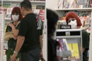 Rita Lee usa máscara cirúrgica em aeroporto