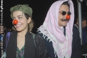 Letícia Sabatella e André Gonçalves vão á festa de ‘Caminho das Índias’ fantasiados