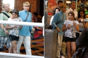 Xuxa e Sasha passeiam em shopping