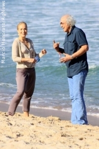 Angélica grava com Erasmo Carlos em praia carioca