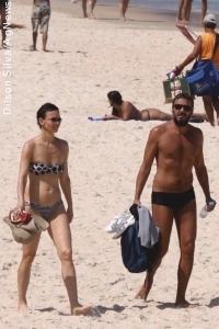 Julia Lemmertz e Alexandre Borges curtem praia no Rio