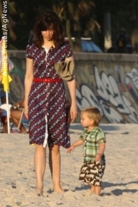 Fernanda Torres passeia com o filho em praia / AgNews