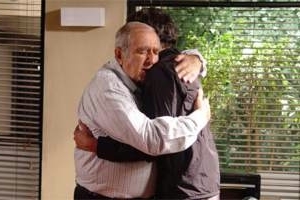 Caminho das Índias: Cadore se emociona ao ver que Raul não morreu