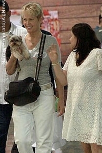 Xuxa passeia com seu cachorrinho em shopping