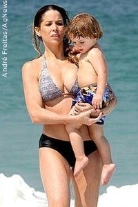 Danielle Winits curte praia ao lado do filho