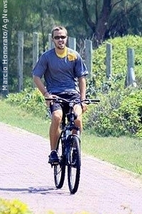 Kayky Brito aproveita dia ensolarado para pedalar