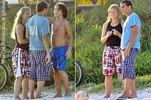 Filho de Ronaldo curte praia com a mãe no Rio