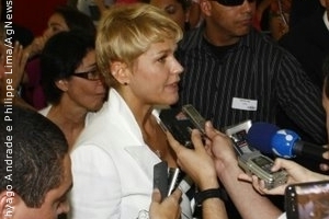Xuxa causa alvoroço ao chegar na Bienal