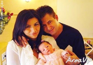 Marrone já é pai e passa o dia paparicando a filha